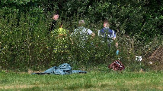 Einsatzkräfte von Polizei und Feuerwehr wurden zur Unglücksstelle gerufen.