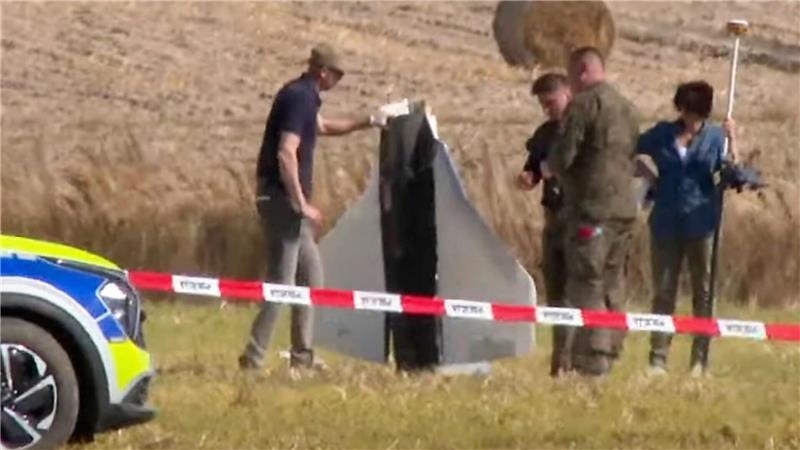 Drohnen über Polen – Pistorius: „Gezielte Kursführung“ Einsatzkräfte von Polizei und Militärpolizei sichern Teile einer beschädigten Drohne.