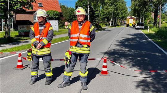 Einsatzkräfte von Zug I der Buxtehuder Feuerwehr haben die Baustelle abgesperrt.