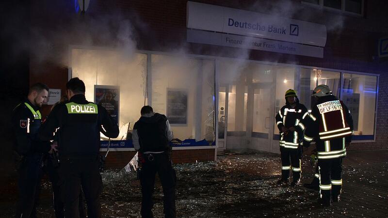 Geldautomat in Harsefeld gesprengt - Tausende Euro liegen auf der Straße Einsatzkräfte vor Ort