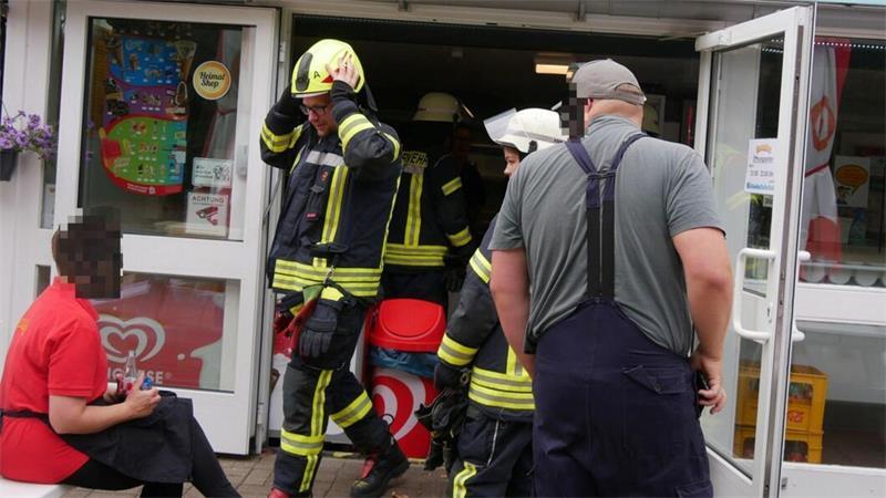Einsatzkräfte vor dem Imbiss in Hemmoor.