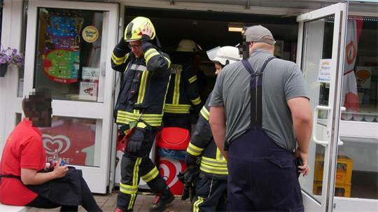 Einsatzkräfte vor dem Imbiss in Hemmoor.