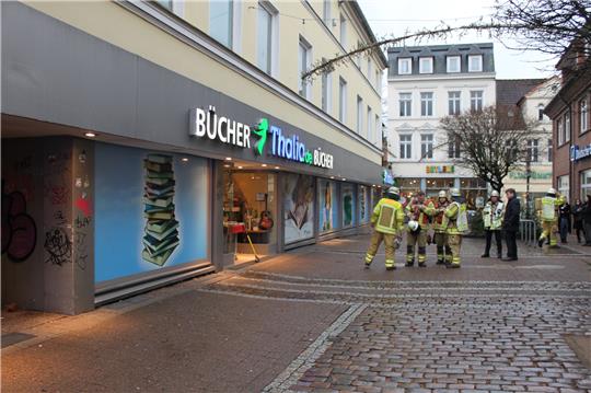 Einsatzkräfte vor der Buchhandlung. Foto: Feuerwehr