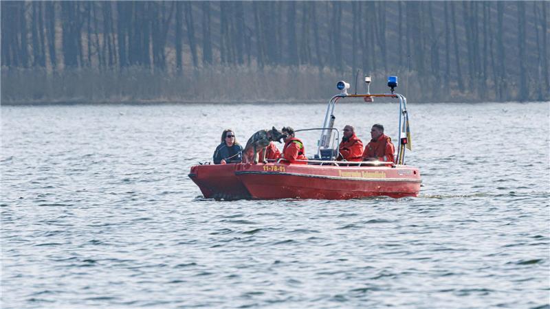 Lebloser Mann treibt in Fluss bei Lüneburg Einsatzkräfte ziehen eine leblose Person bei Lüneburg aus der Alten Jeetzel. (Symbolbild)