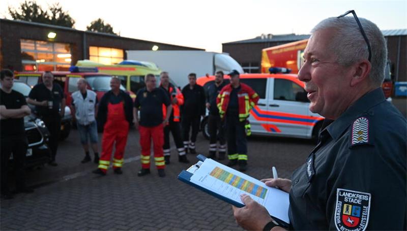 Hilfsgüter im Wert von 80.000 Euro sind auf dem Weg in die Ukraine Einsatzleiter Wilfried Sprekels gibt die Reihenfolge der Fahrzeuge durch.