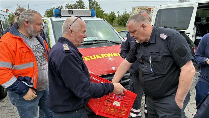 Ständig heulen die Sirenen: Mit dem Hilfskonvoi bis ans Kriegsgebiet Einsatzleiter Wilfried Sprekels sichert die Versorgung.
