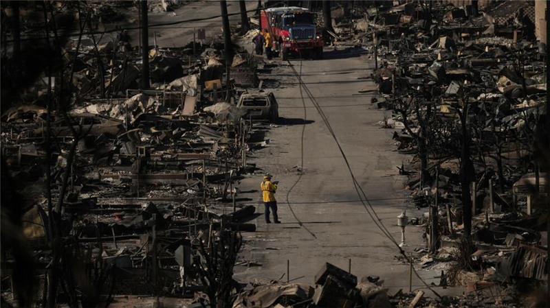 Feuerwehr in L.A. macht Fortschritte - Starkwinde flauen ab Einsatzteams durchkämmen die ausgebrannten Gebiete.