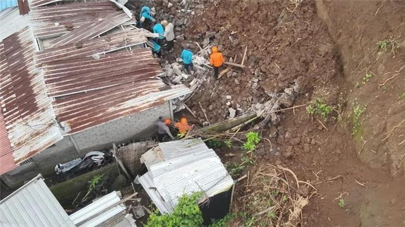 23 Tote bei Erdrutschen auf Bali und Java Einsatzteams suchten in der Nähe der Hauptstadt Denpasar noch nach einem Verschütteten.