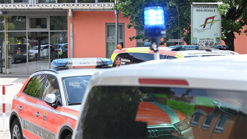 Gewalttat am Gymnasium - „Schreckliche Stunden“ in Schongau Einsatzwagen auf dem Schulhof.