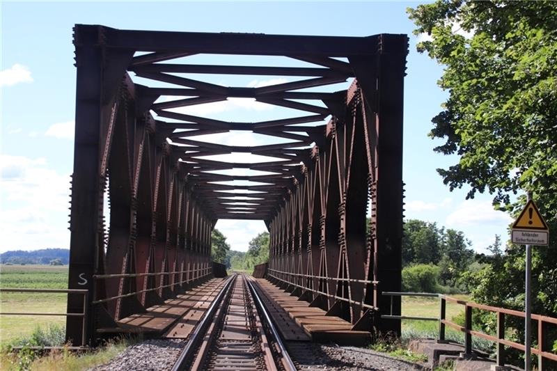 Einspurig über die Oste: Die Behelfsbrücke bei Burweg ist vom Provisorium zur Dauereinrichtung geworden. Foto: Klempow