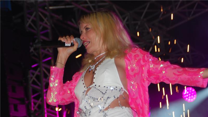 Das letzte Elbstrandfestival auf Krautsand: Mega-Party mit 3500 Fans Einst Pornodarstellerin, jetzt Party-Queen: Mia Julia auf Krautsand.