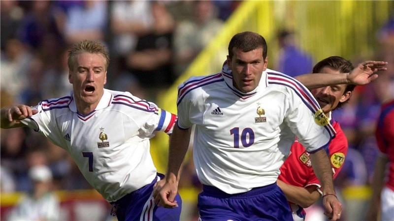 Einst ein kongeniales Duo im Nationalteam: Didier Deschamps (l.) und Zinédine Zidane. (Archivbild)