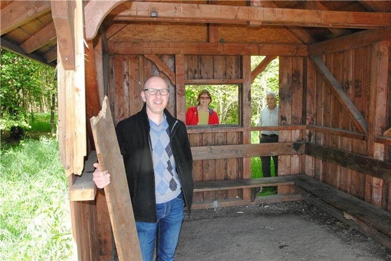 Einst eine idyllisch in der Wiepenkathener Feldmark gelegene Hütte : Daniel Friedl, Birgit Ehrhardt und Horst Deede präsentieren die demolierten Überreste. In der Rückwand fehlen die Glasscheibe und einige Bretter. Vorne links wurde der Stä