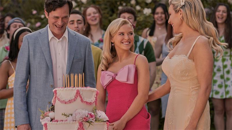Einst wurde Elle von Reese Witherspoon gespielt, im Prequel tritt Lexi Minetree (mittig im Bild) in die Fußstapfen des Hollywood-Stars.
