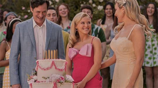 Einst wurde Elle von Reese Witherspoon gespielt, im Prequel tritt Lexi Minetree (mittig im Bild) in die Fußstapfen des Hollywood-Stars.