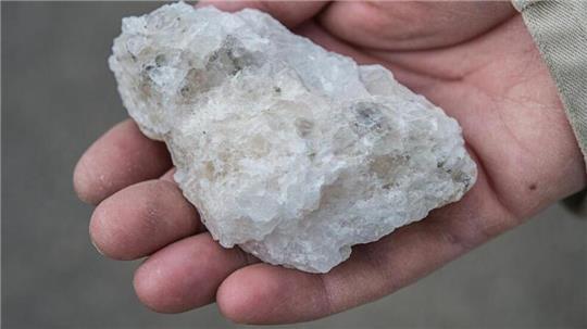 Einst wurde von der Stader Saline (später Akzo) im großen Stil Salz aus den Kavernen unterhalb der Stadt zutage gefördert.