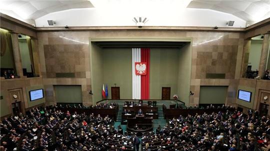 Einstimmig: Das Parlament in Warschau verabschiedete einen Beschluss für eine Überprüfung.