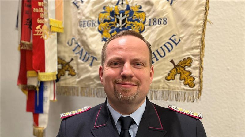 Buxtehude: Millionen fließen in den Feuerschutz Einstimmig wiedergewählt wurde Buxtehudes Ortsbrandmeister Sebastian Hinsen.
