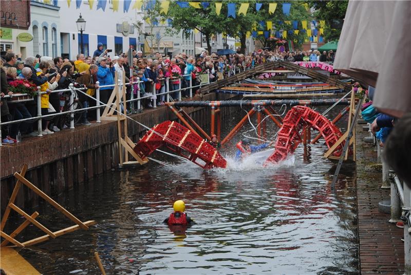 Einstürzende Brücke beim Sommerbrücken-Spektakel der Hochschule 21 im historischen Fleth-Hafen in der Buxtehuder Altstadt. Archivfoto: Vasel
