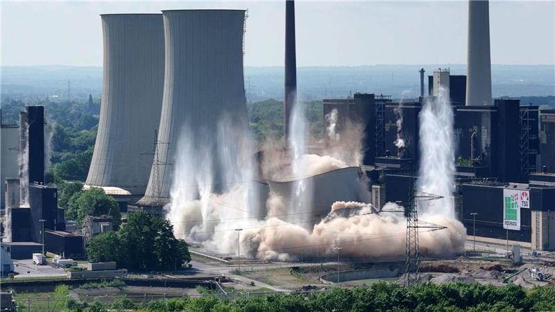 Einstürzende Industriebauten: Zwei Kühltürme eines Kohlekraftwerks in Gelsenkirchen fallen bei einer Sprengung in sich zusammen