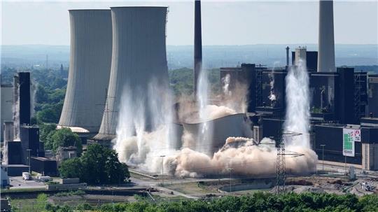 Einstürzende Industriebauten: Zwei Kühltürme eines Kohlekraftwerks in Gelsenkirchen fallen bei einer Sprengung in sich zusammen