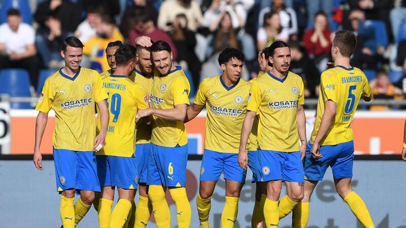 Eintracht weiter im Aufschwung: Sieg gegen den KSC Eintracht Braunschweig holte mit dem Heimsieg gegen den Karlsruher SC wichtige drei Punkte im Abstiegskampf.