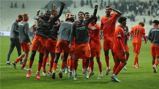 Eintracht Frankfurt geht mit großer Euphorie in das Bundesliga-Topspiel gegen Bayern München.