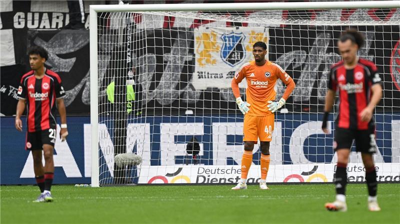 Eintracht verliert - Baumgart zeigt Stinkefinger und fliegt Eintracht Frankfurt hat in der Bundesliga die zweite Saison-Niederlage kassiert.