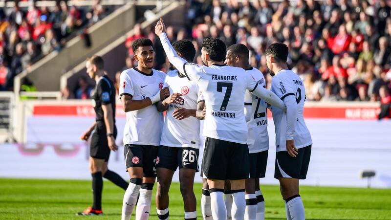 Eintracht Frankfurt profitierte beim Gastspiel in Heidenheim von einem kuriosen Eigentor der Gastgeber.