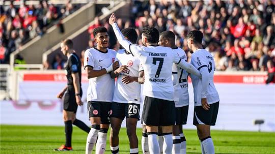 Eintracht Frankfurt profitierte beim Gastspiel in Heidenheim von einem kuriosen Eigentor der Gastgeber.