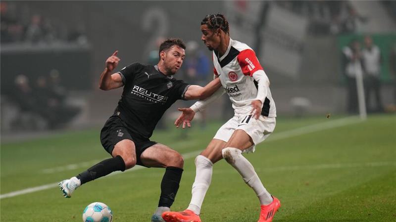 Trotz Theate-Rot: Frankfurt wirft Gladbach aus dem Pokal Eintracht Frankfurt um Hugo Ekitiké (r) musste im Pokalspiel gegen Borussia Mönchengladbach wegen eines frühen Platzverweises lange in Unterzahl spielen.