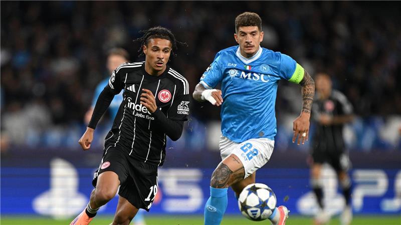Eintracht Frankfurt um Jean-Mattéo Bahoya (l) kam offensiv in der ersten Hälfte gegen die SSC Neapel überhaupt nicht zur Geltung.
