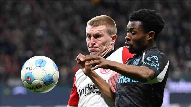 Bayer-Sieg mit Dreierpack in weniger als zehn Minuten Eintracht Frankfurt um Rasmus Kristensen (l) und Bayer Leverkusen um Nathan Tella lieferten eine temporeiche Anfangsphase ab.