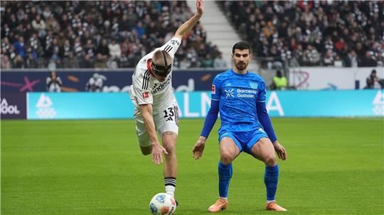 Eintracht Frankfurt und Rasmus Kristensen (l) sind weiter am Straucheln.