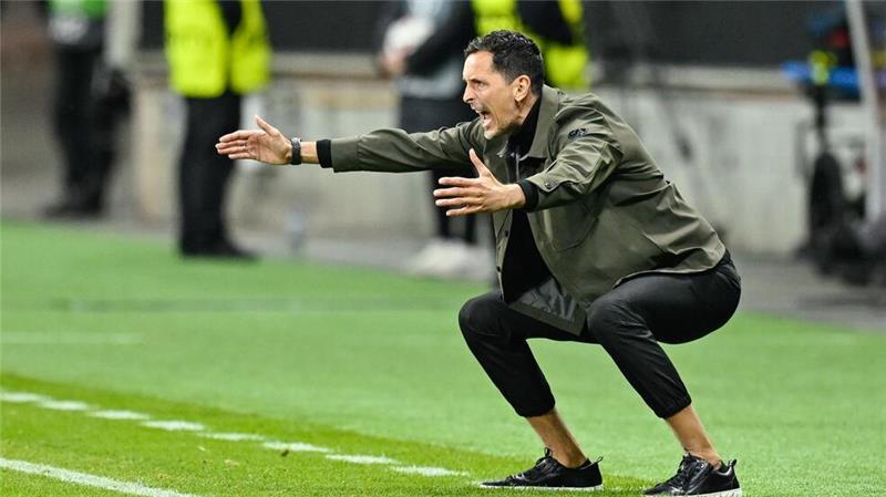 Eintracht Frankfurts Trainer Dino Toppmöller konnte mit der Leistung seines Teams nicht zufrieden sein.
