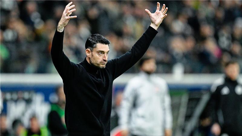 Eintracht-Trainer Albert Riera hofft auf den ersten Auswärtssieg unter seiner Regie. (Archivbild)