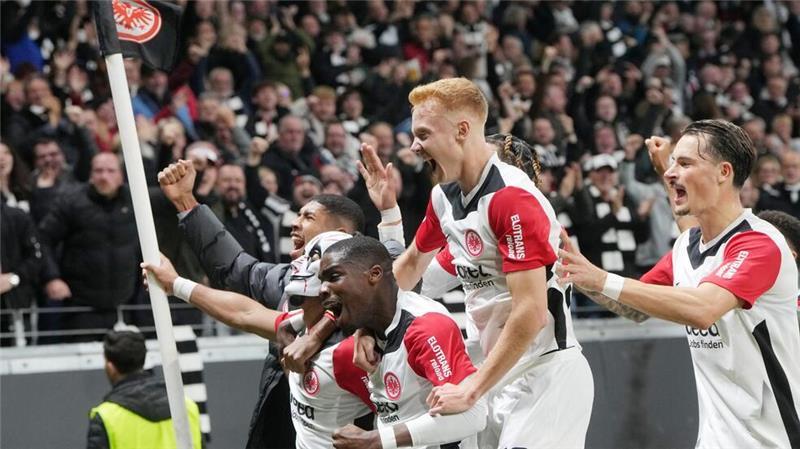 Trotz Theate-Rot: Frankfurt wirft Gladbach aus dem Pokal Eintracht besiegte im DFB-Pokal Borussia Mönchengladbach trotz langer Unterzahl.