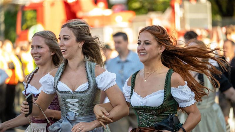 Eintritt fürs Oktoberfest? Laut einer Umfrage haben viele Deutsche damit kein grundsätzliches Problem. (Illustration)