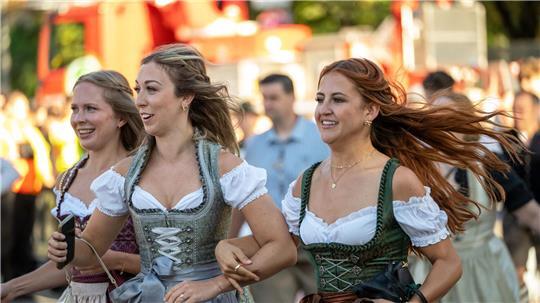 Eintritt fürs Oktoberfest? Laut einer Umfrage haben viele Deutsche damit kein grundsätzliches Problem. (Illustration)