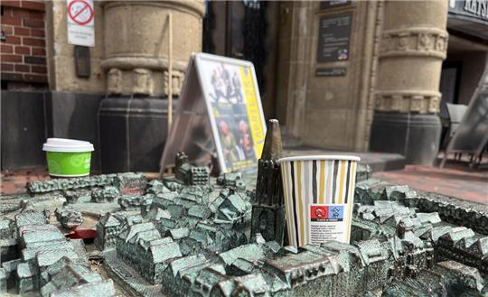 Einwegbecher am Buxtehuder Rathaus. Diesen Müll soll eine Verpackungssteuer reduzieren.