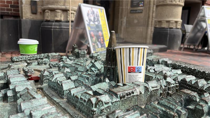 Einwegbecher am Buxtehuder Rathaus. Diesen Müll soll eine Verpackungssteuer reduzieren und die städtischen Finanzen aufbessern.