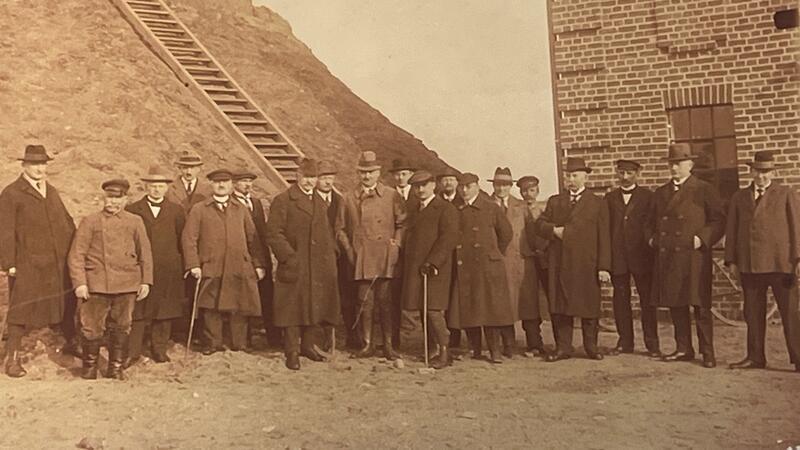 Einweihung des Wasserwerks im Jahr 1925 mit Kreisbaurat Müller (links) und Bürgermeister Rudolf Löhden (7. von links). 15. von links ist der Wärter des Wasserwerks, Johannes Thoden.