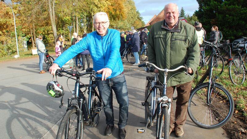 Endlich freie Fahrt auf dem Radweg zwischen Bargstedt und Brest Einweihung mit Bargstedts Bürgermeister Ulrich Rathjens (links) und Brests Bürgermeister Johann Höft.