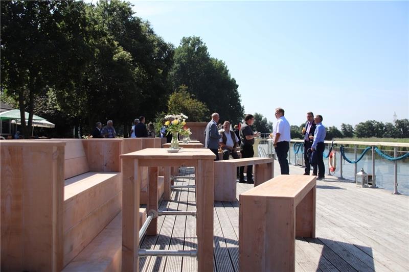 Einweihung, pandemiebedingt nur in kleinem Rahmen, aber frisch möbliert mit vielen Sitzplätzen: die Oste-Terrassen am neu gestalteten Fährplatz in Gräpel.