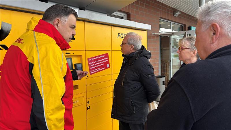 Im Sauensieker Dorfzentrum geht jetzt rund um die Uhr die Post ab Einweisung in die neue Poststation durch Thorn Schütt (von links) mit Rolf Suhr, Regina Tille und Gerd Elmers.