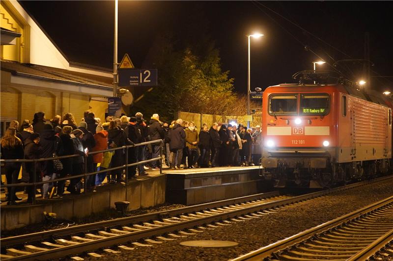 Einwohner der Kleinstadt Brokstedt gedenken am Abend der Opfer der Messerattacke auf dem Bahnsteig im Bahnhof von Brokstedt. Bei der Messerattacke in einem Regionalzug von Kiel nach Hamburg sind am 25.01.2023 zwei Menschen getötet und sieben verletzt worden. Foto: Marcus Brandt/dp