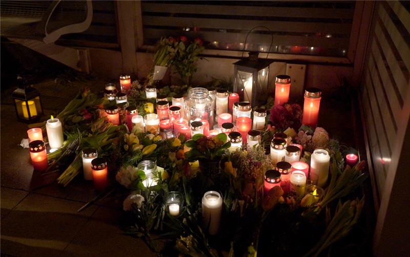 Einwohner der Kleinstadt Brokstedt haben Blumen und Kerzen am Tatort der Messerattacke auf dem Bahnsteig im Bahnhof von Brokstedt abgelegt. Bei der Messerattacke in einem Regionalzug von Kiel nach Hamburg sind am 25. Januar zwei Menschen getötet und sieben verletzt worden. Foto: Marcus Brandt/dpa