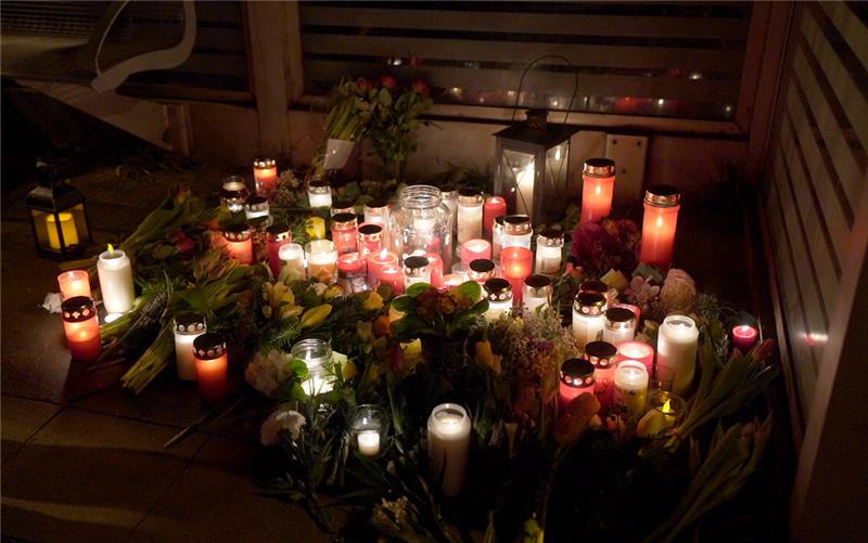 Attacke im Zug: Mutmaßlicher Messerstecher dem Haftrichter vorgeführt Einwohner der Kleinstadt Brokstedt haben Blumen und Kerzen am Tatort der Messerattacke auf dem Bahnsteig im Bahnhof von Brokstedt abgelegt. Bei der Messerattacke in einem Regionalzug von Kiel nach Hamburg sind am 25. Januar zwei Menschen getötet und sieben verletzt worden. Foto: Marcus Brandt/dpa