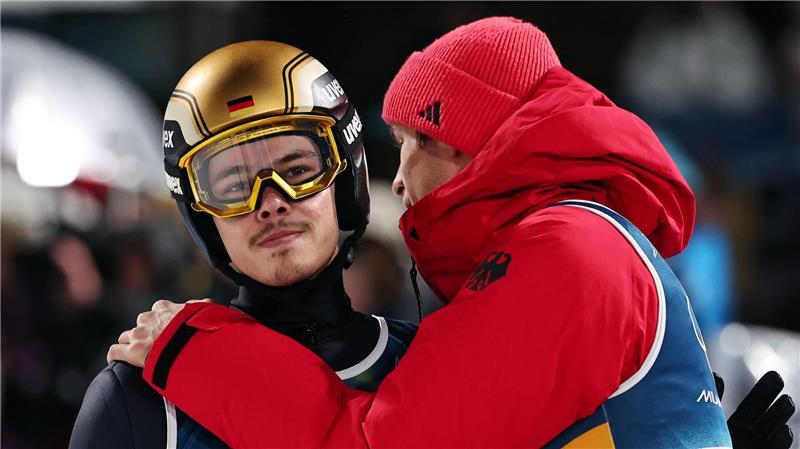 Einzel-Olympiasieger Philipp Raimund (l) und Andreas Wellinger (r) gehören zum deutschen Super-Team-Aufgebot.
