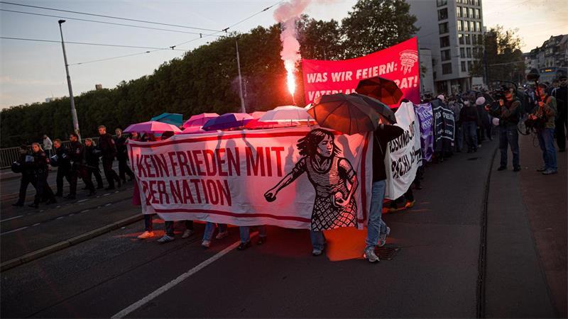 Einzelne zündeten Böller und Bengalos.